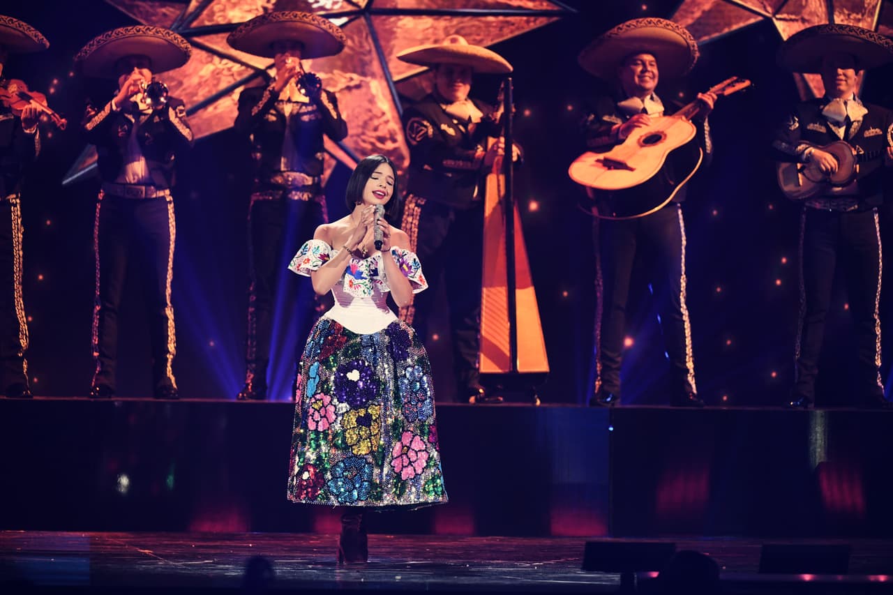 Ese 2019 Ángela brilló en el escenario de Premios Juventud con este vestido que destacaba sus raíces mexicanas.