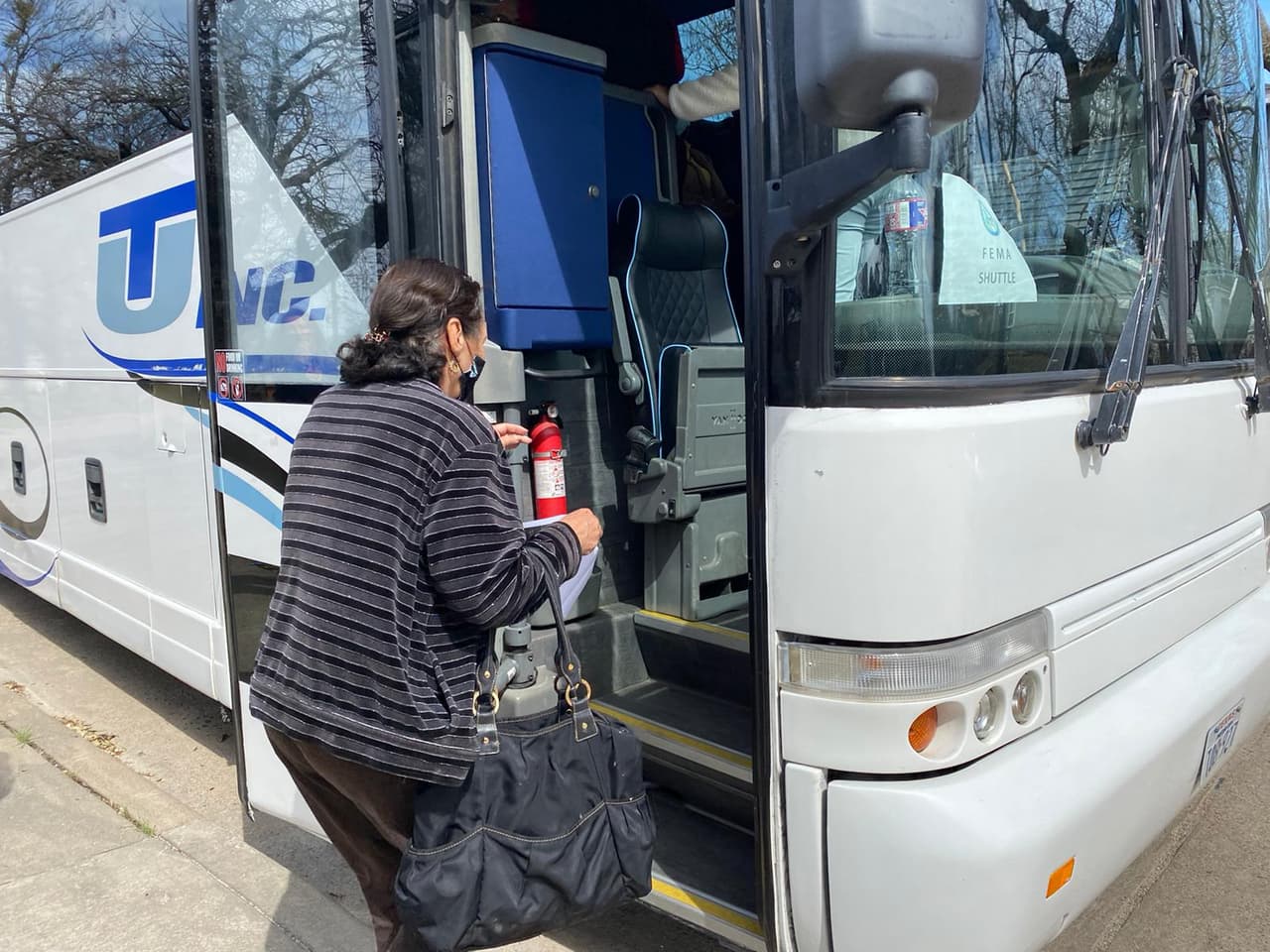 El programa esta diseñado especialmente para ayudar a las personas de la tercera edad para ir hasta el Parque de la Feria, donde el condado y FEMA llevan a cabo la vacunación.