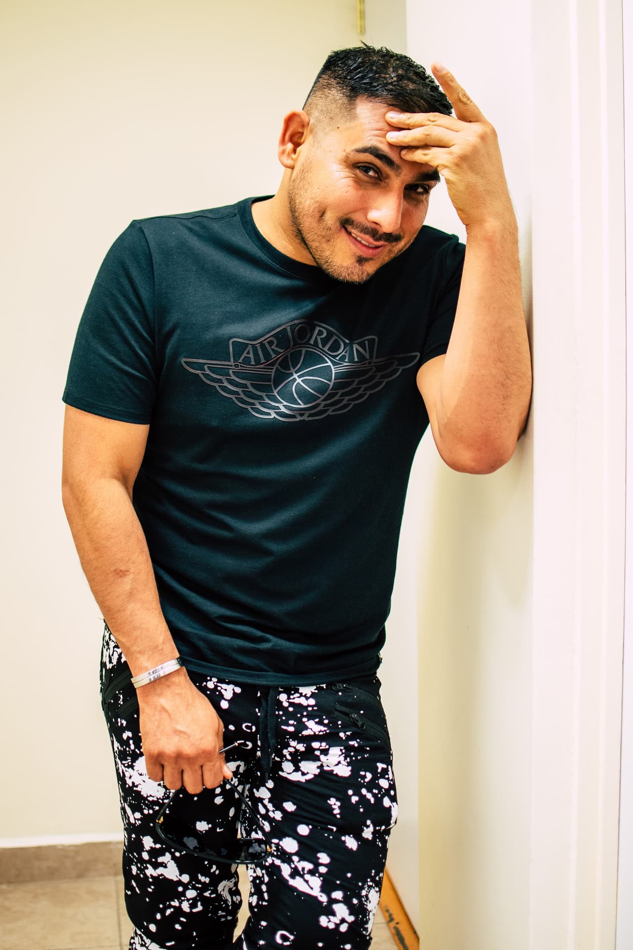 Una de las primeras sorpresas de la noche fue Espinoza Paz, quien cantó uno de sus más recientes temas y posteriormente lo hizo a lado de la talentosa Anyelique, quien puso nervioso al invitado.