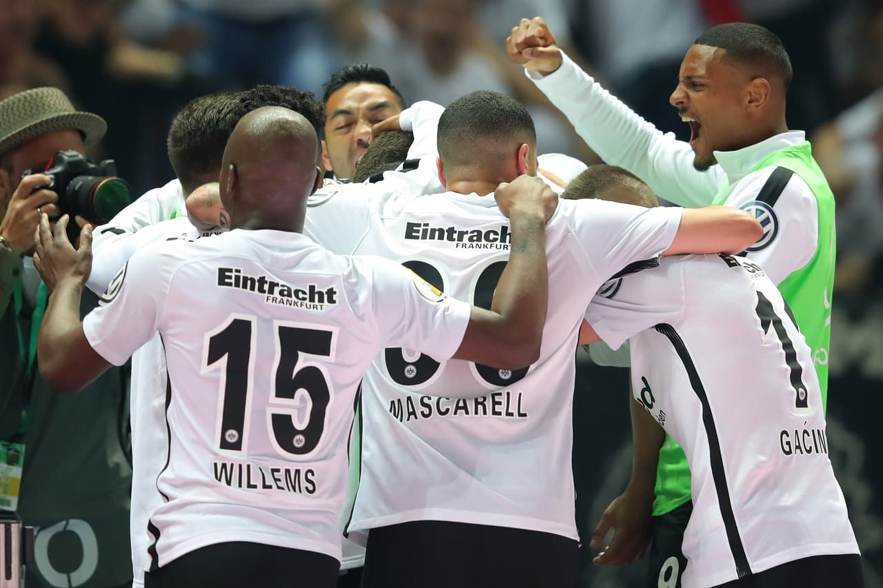 En respuesta, al minuto 37 y 45 del segundo tiempo llegaron dos goles de Eintrach Frankfurt para poner el partido 3-1 a favor.