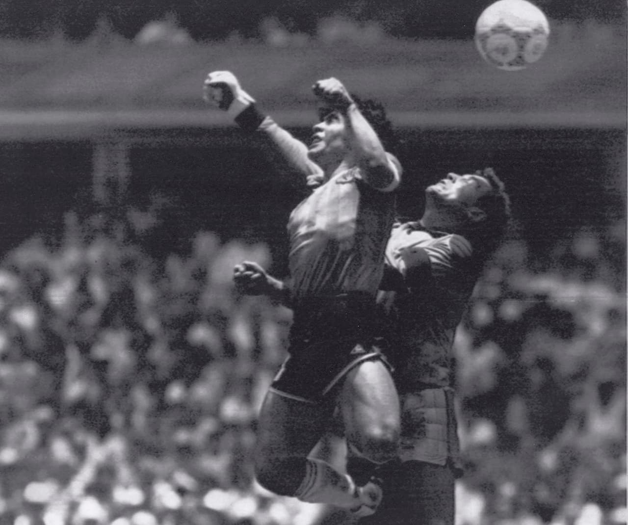 El balón de la mano de Dios de Maradona se subastará en EEUU