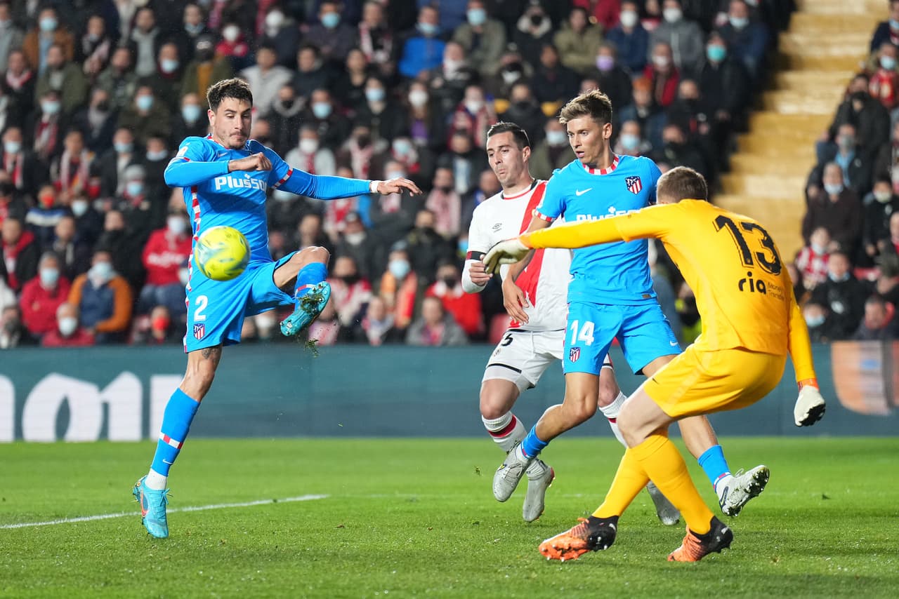 La presión del Atlético de Madrid era intensa ante un equipo valeroso.
