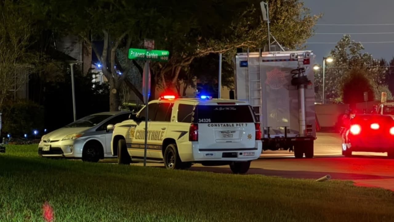 Autoridades desplegaron un operativo SWAT en una vivienda de Houston donde un hombre armado permanece atrincherado con un bebé.