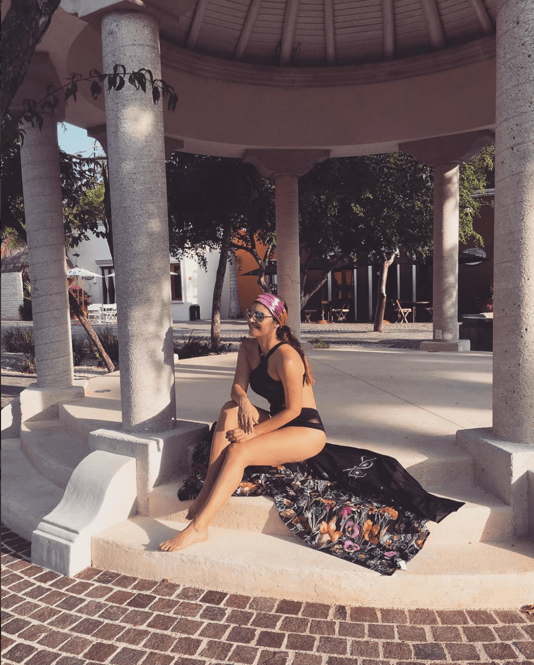 Los trajes de baño son sus favoritos, tiene de todos los estilos, enteros, bikinis y trikinis.