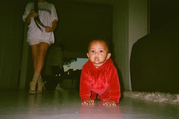 Saint derrite las redes con su adorable carisma y su bella sonrisa.