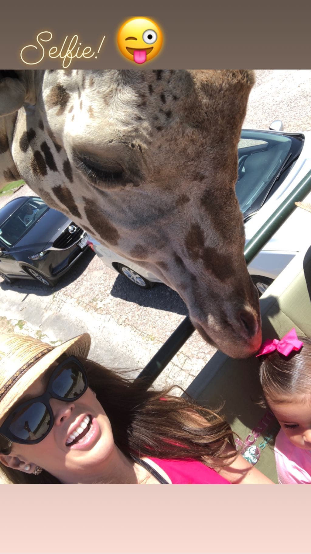Para dejar constancia del viaje, Jacqueline Bracamontes tomó este valiente selfie.