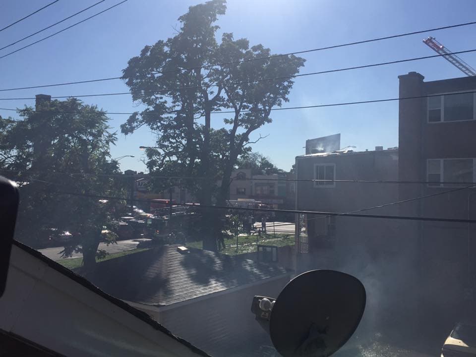 De acuerdo con autoridades, dos bomberos sufrieron heridas menores.