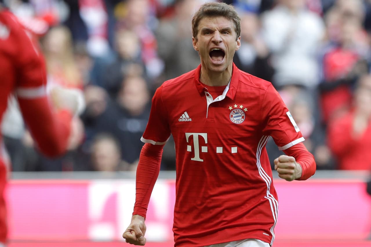 Müller, uno de los grandes jugadores que tiene el equipo de Carletto Ancelotti, corrió a festejar con el delantero polaco.