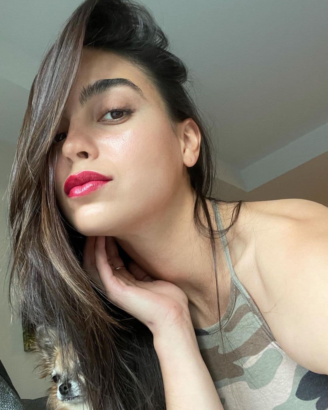 Ahora, también compartió el trailer de la película, que confirma su papel protagónico justo al lado de estrellas de la franquicia como Neve Campbell, David Arquette y Courteney Cox.