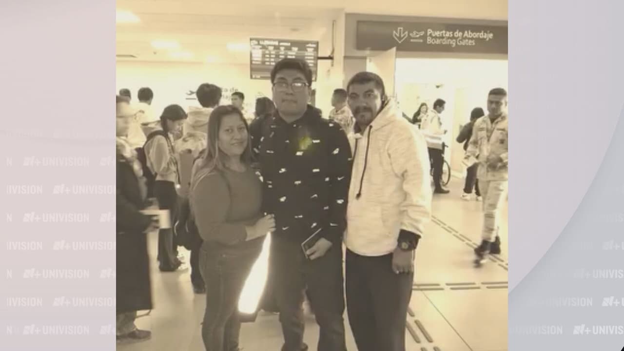 Al intentar ingresar de otra manera, fueron arrestados por ICE y trasladados a un centro de internamiento en Arizona. Mientras Kevin empeoraba, sus padres estaban detenidos en el
<b>Centro Correccional de Florence, Arizona</b> a 1,676 millas de Chicago, dónde se encontraba él.
<br>
<br>Kevin tenía una sola petición:
<a href="https://www.univision.com/local/chicago-wgbo/kevin-gonzalez-murio-despues-de-cumplir-su-deseo-de-ver-a-sus-padres-video" target="_blank">despedirse de sus papás. </a>
<br>
<br>Un juez escuchó su caso y el jueves
<b> 7 de mayo ordenó la deportación expedita de sus padres a México.</b>