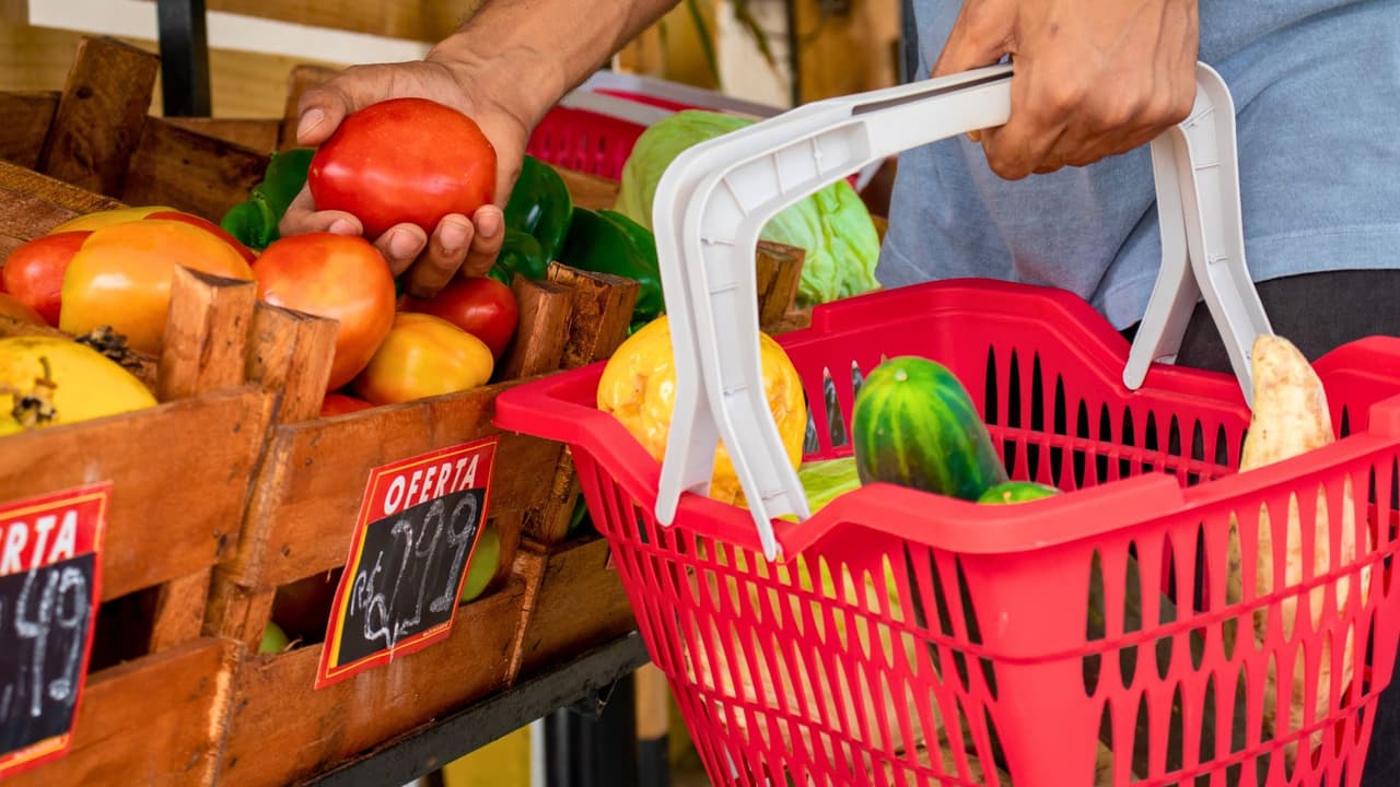 <h3 class="cms-H3-H3">Impacto en tiendas y comunidades</h3>
<br>
<br>Se estima que las
<b>tiendas locales perderán miles de millones en ventas.</b>
<br>Supermercados en zonas de bajos ingresos podrían cerrar.
<br>
<b>Más familias podrán volverse dependientes de bancos de alimentos, iglesias y organizaciones comunitarias.</b>
<br>Como dijo Guillermo Washington, vocero de la Cámara Hispana de Comercio Minorista: “Para la comunidad latina, SNAP es un salvavidas. Pero también lo es para
<b> los empleados que trabajan en comercios donde hasta el 20% de las ventas dependen de SNAP</b>”.