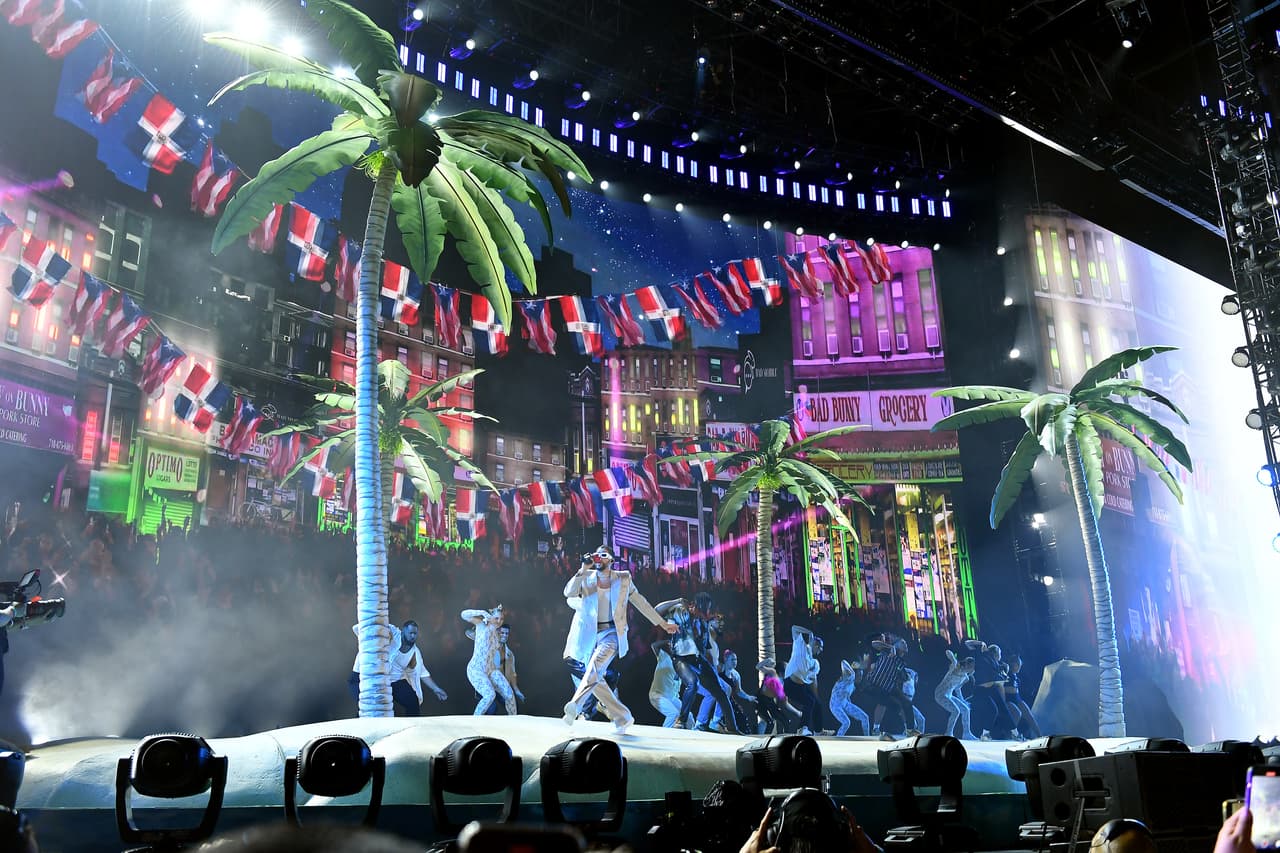 El sábado, Bad Bunny, además de tener la gira musical más lucrativa en el mundo, recibió el premio como Artista del Año en los MTV Video Music Awards.