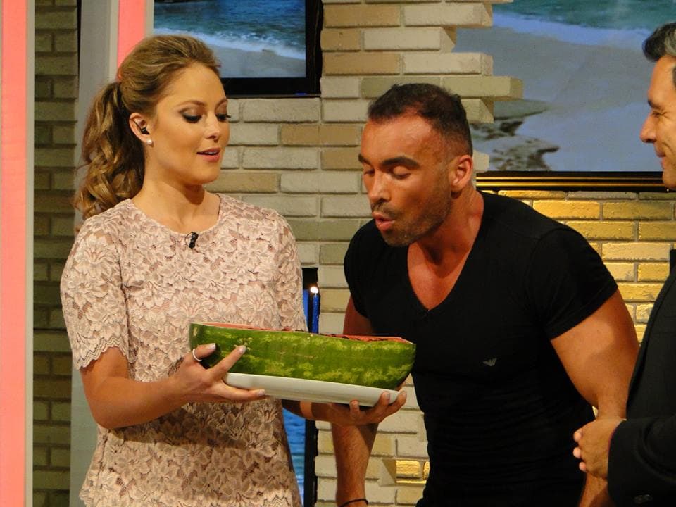 ¡Tuvo un pastel muy 'fit' y hasta le sopló a la velita! (18 de agosto)