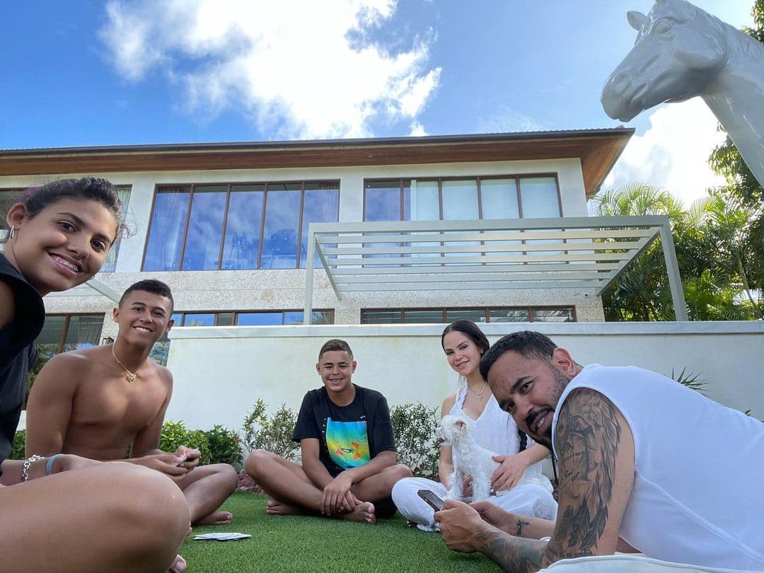 Para la cantante de ‘Criminal’, Vida Isabelle es su primogénita, mientras que su esposo tiene a tres hijos más de relaciones anteriores.