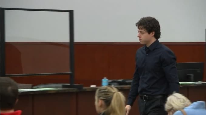 Comparece Landen Christopher Glass, acusado de atropellar y matar a niña en el Desfile de Navidad de Raleigh