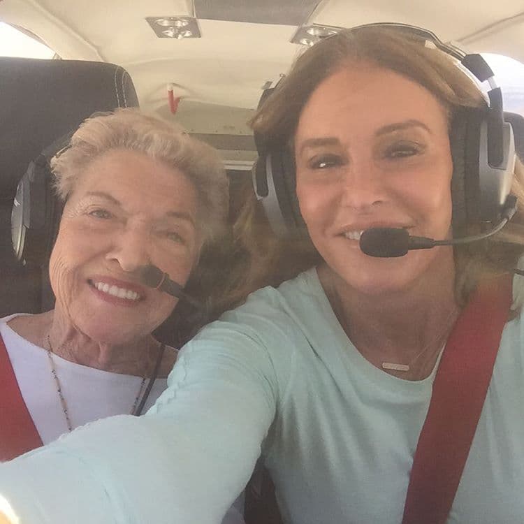 Caitlyn Jenner invitó a su mamá a ser su copiloto mientras pasean por el aire en su avión privado.
<br>