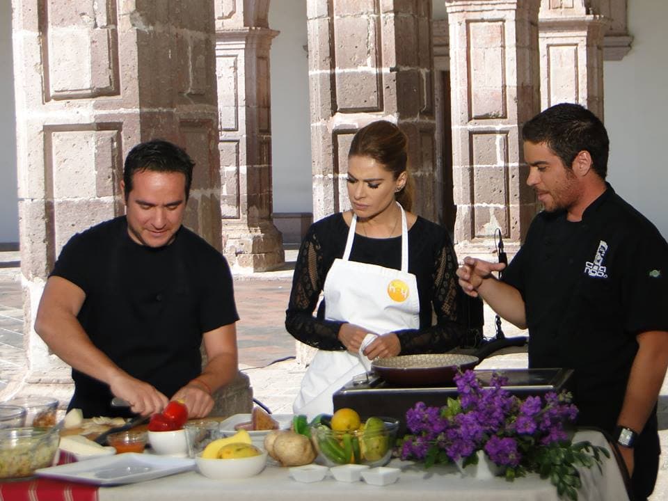 El Chef Gibaja prepara Atún con Gazpacho Moreliano.