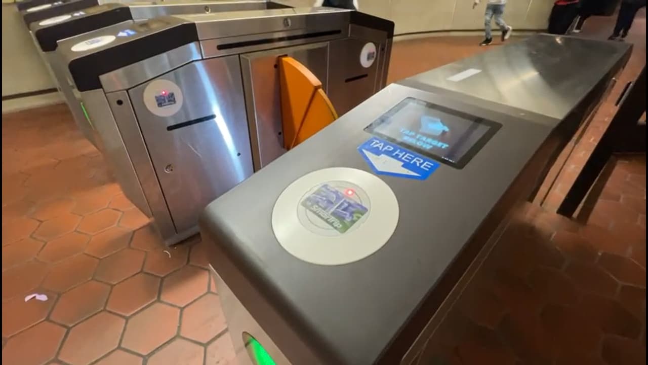 Basta pasar la tarjeta SmarTrip por el lector, con saldo suficiente, para pagar la tarifa de uso de servicio.