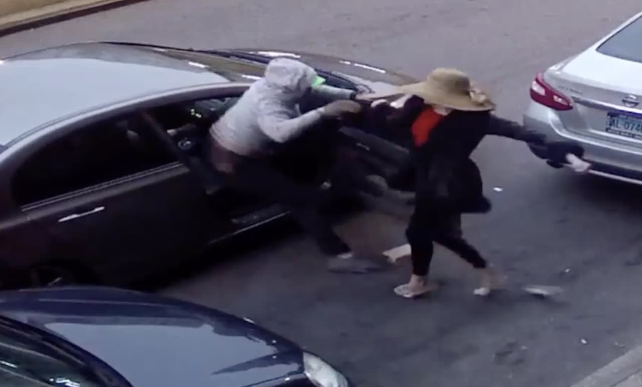 Buscan a dos sujetos por robar el celular de una mujer y luego empujarla al suelo