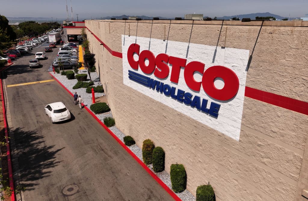 Costco apuntó que el
<b>aumento en el precio</b> de sus membresías
<b>aplica</b> a sus
<b>108 almacenes en Canadá</b>, los
<b><a href="https://www.univision.com/noticias/dinero/costco-refuerza-medidas-membresias-prestadas-fila-autopago" target="_blank">605 de Estados Unidos</a></b> y los
<b>cuatro </b>localizados en
<b> Puerto Rico</b>.