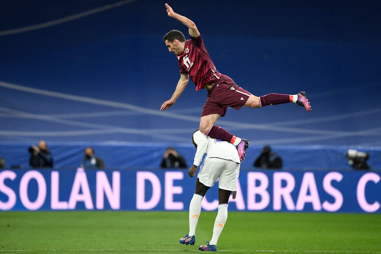 El partido arrancó mal para el Madrid que vio a los 10 minutos de juego un penal en su contra y que convirtió Mikel Oyarzabal para tomar la ventaja en el Santiago Bernabéu.