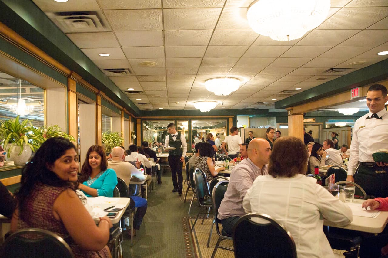 Sin embargo, unos días después, el lunes 28, todos trataban de mantener las maneras en su interior. Las lámparas de cristales, los amplios salones de ventanales enormes y un piso de baldosines de plástico (que intentan replicar complejas formas de cerámica), congregaban a la gente cubana en torno a un sentimiento aún más poderos que el de la política: el amor por el lechón con arroz y frijoles.