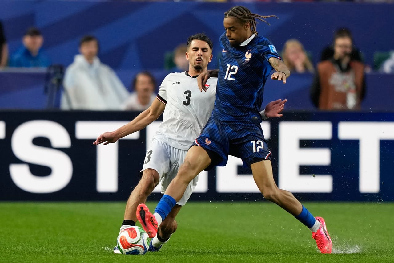El iraquí Hussein Ali (izquierda) y el francés Bradley Barcola disputan el balón durante el partido de fútbol del Grupo I de la Copa del Mundo entre Francia e Irak en Filadelfia, el lunes 22 de junio de 2026.