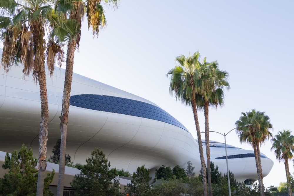 Con sus galerías, jardines, salas de cine, biblioteca y restaurante, el Lucas Museum se incorpora al paisaje cultural de Exposition Park y amplía la oferta de espacios dedicados al arte y la narrativa visual.
<br>
