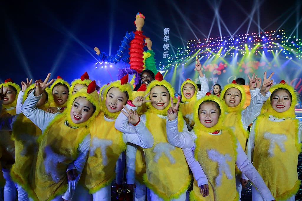 Niños chinos celebran la llegada del Año Nuevo durante la víspera en el Olympic Forest Park,
<b>en Pequín</b>.