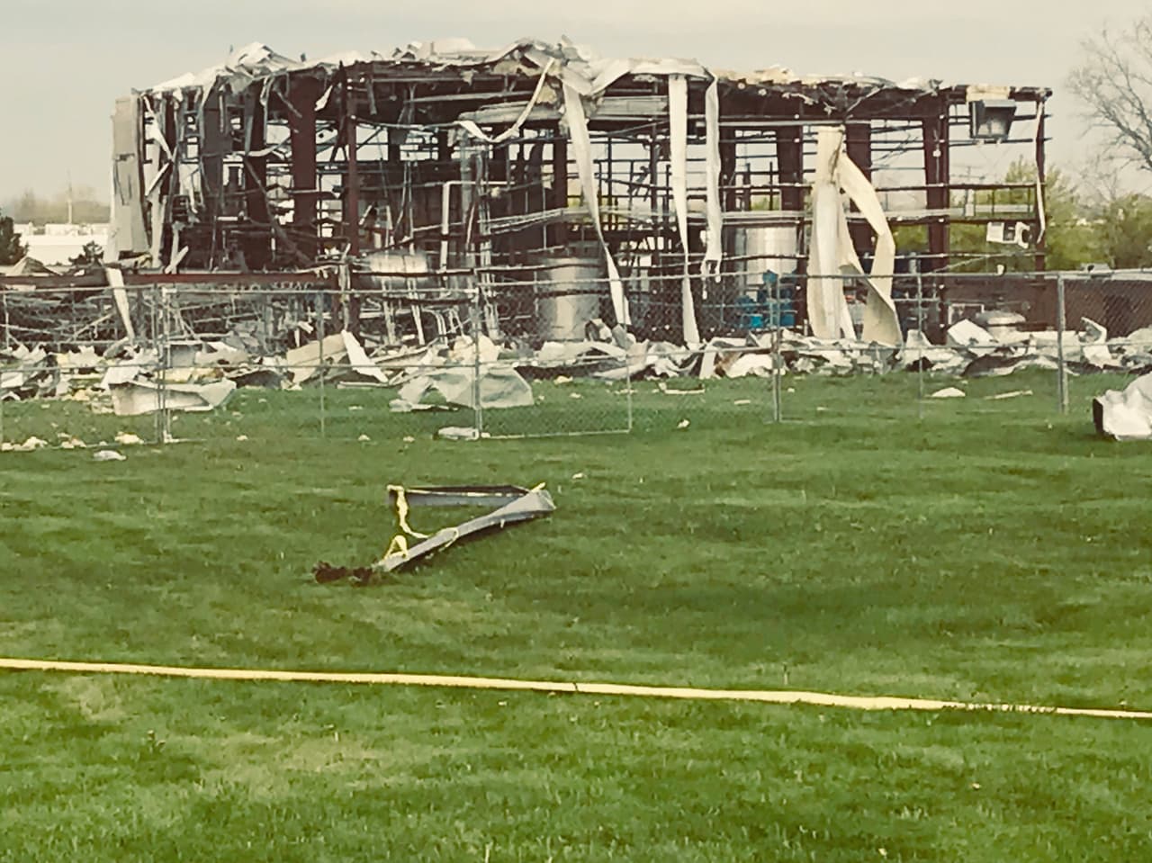 Alrededor de las 10 de la noche el viernes 3 de mayo, varias personas hablaron a Univision Chicago para informar de un sonido fuerte de
<b>una explosión en la zona de Gurnee y Waukegan</b>. Las autoridades confirmaron que la explosión ocurrió en la planta de AB Specialty Silicones.