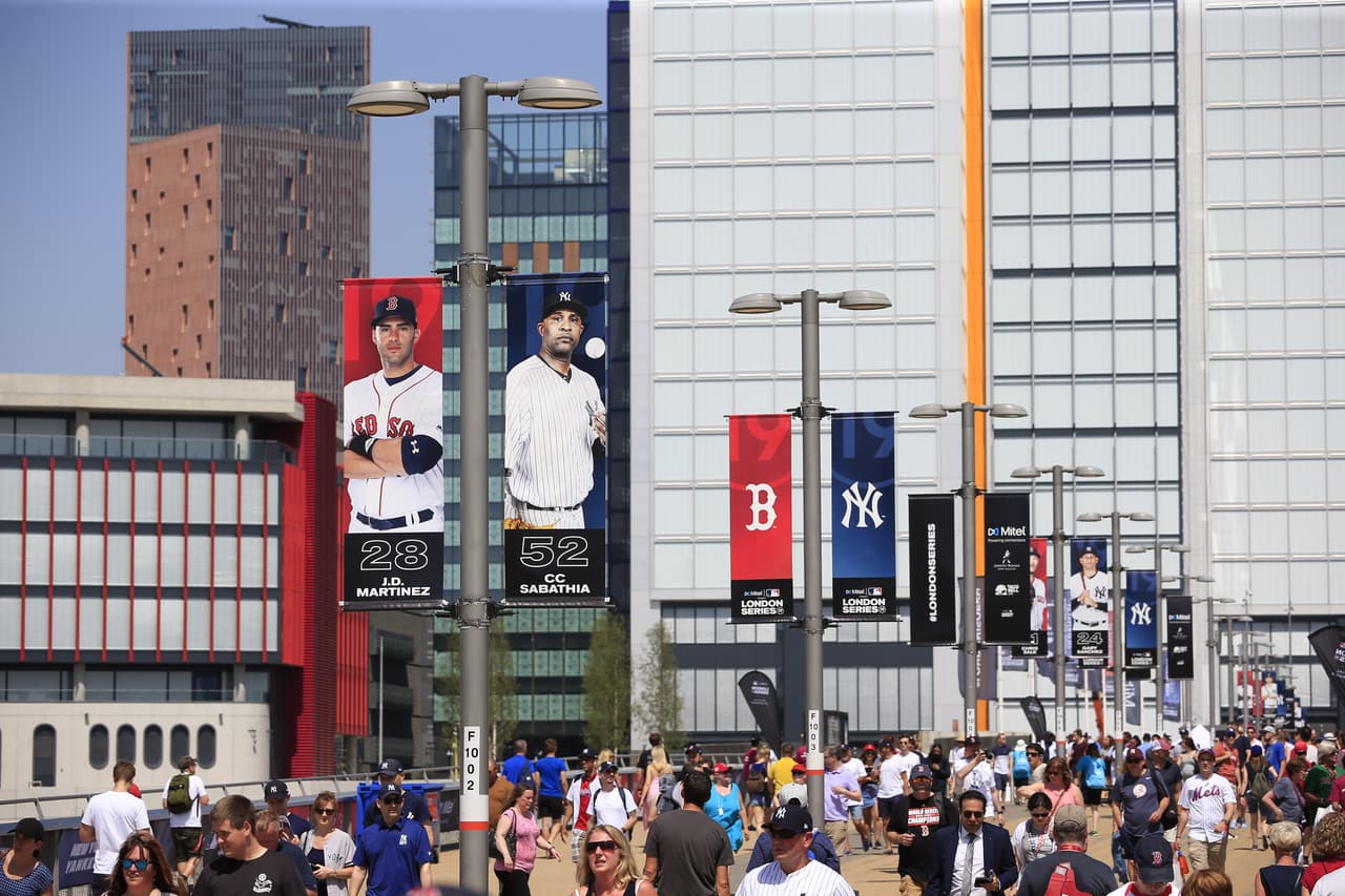 El color de Yankees y Red Sox en las calles de Londres, invitando a la gente a asistir al partido.