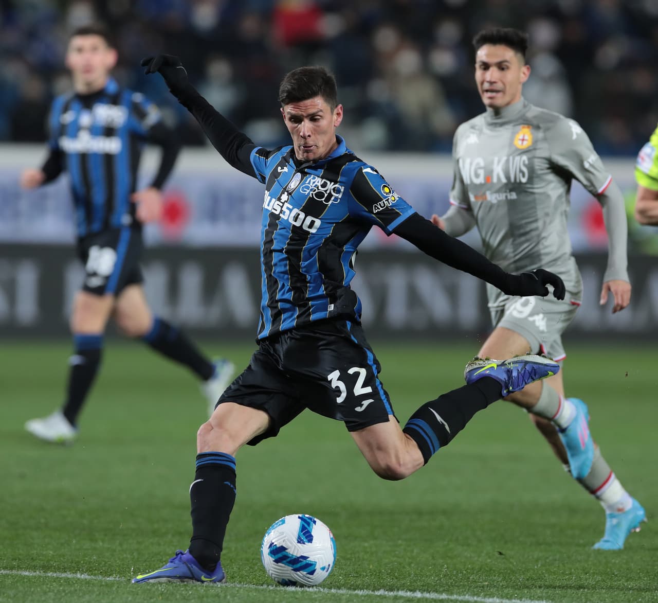 Con Johan Vásquez como titular, el Genoa igualó sin goles en su visita al Atalanta, pero se mantiene en puestos de descenso.