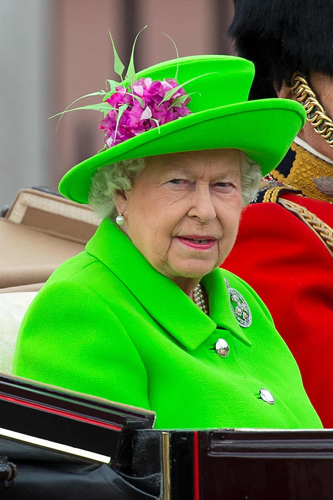 La Reina usó un colorido traje verde para el desfile.