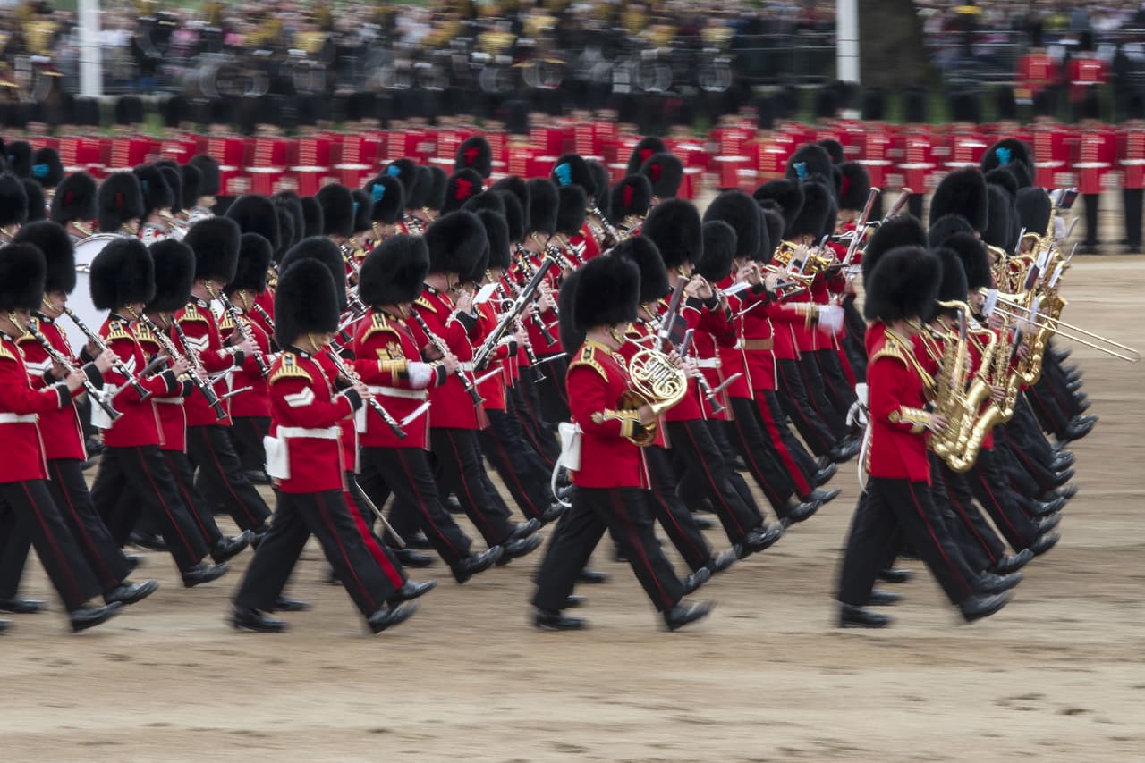 Unos montan guardia y otros forman parte del desfile.