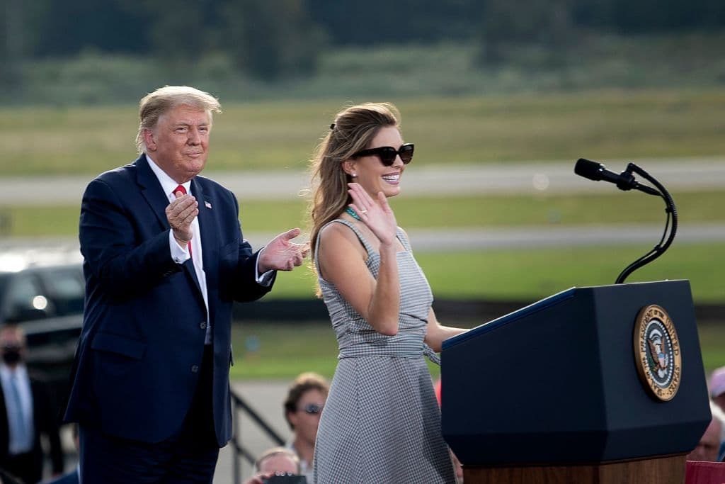 Trump y Hope Hicks en 2020. (Photo by Brendan Smialowski / AFP) (Photo by BRENDAN SMIALOWSKI/AFP via Getty Images)