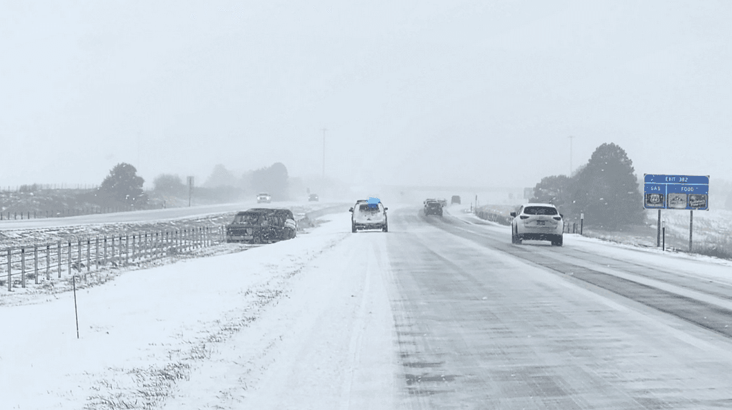 La I-80 en Nebraska bajo una intensa nevada.