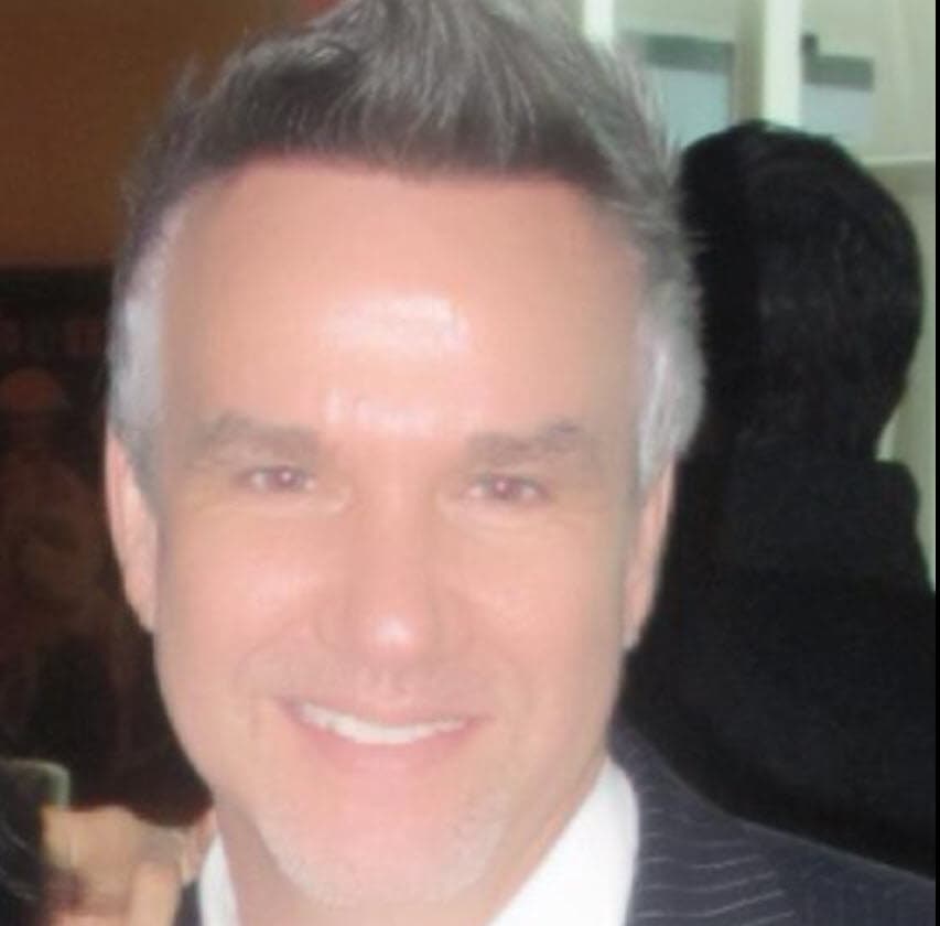 De acuerdo con el Diario Las Américas, el ejecutivo falleció al
<b><a href="https://www.diariolasamericas.com/cultura/muere-el-presidente-estefan-enterprises-frank-amadeo-n4212349" target="_blank">sufrir un ataque al corazón</a></b> en su residencia de Miami. Tenía 57 años.
<br>