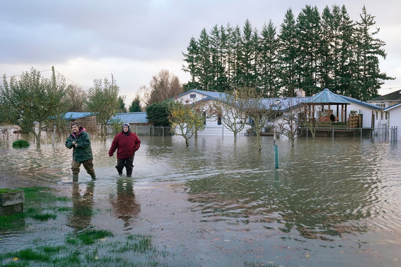 La inundación en Sedro-Woolley, al norte del estado de Washington. Cerca de 5.57 pulgadas de lluvia cayeron en el Aeropuerto Internacional de Bellingham desde el sábado hasta el lunes 15 de noviembre.
<br>
<br>El total de lluvia mensual normal es de 5.2 pulgadas para noviembre, según datos del Servicio Meteorológico Nacional.
<br>