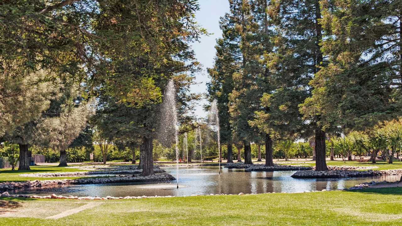 <h2 class="cms-H2-H2">10.- Modesto, CA</h2>
<br>
<br>Esta ciudad del norte de California ofrece una combinación de centros culturales y de espectáculos vibrantes, con la tranquilidad de
<b>vecindarios residenciales rodeados de árboles centenarios</b>.
<br>
<br>De acuerdo con el ranking, Modesto tiene la ventaja de una ubicación privilegiada en el Valle Central con
<b>cercanía al Parque Nacional de Yosemite</b>, y a Lake Tahoe, así como a las atracciones culturales de San Francisco.