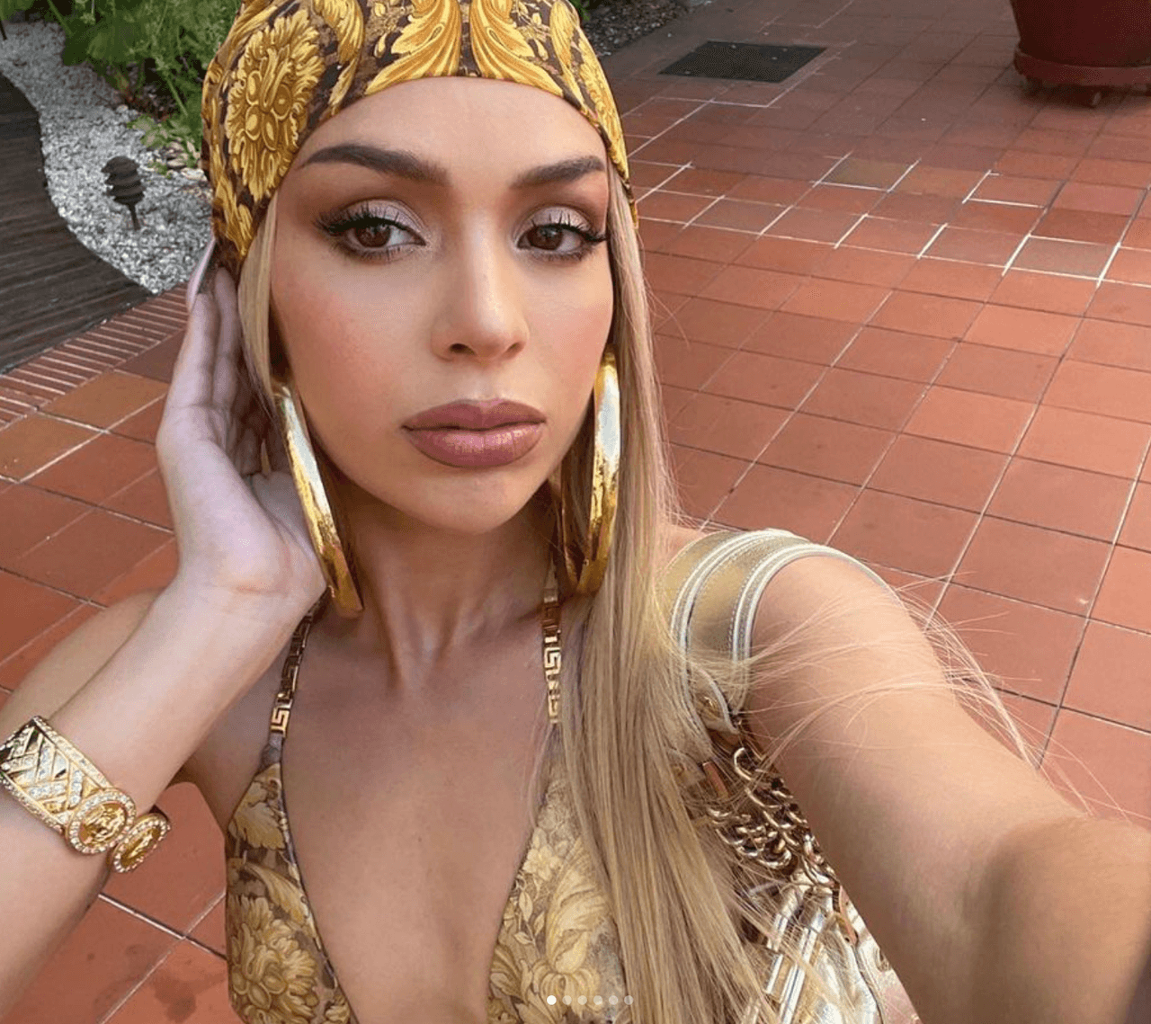 Su nombre de es Alba Farelo i Solé pero es conocida artísticamente como Bad Gyal.