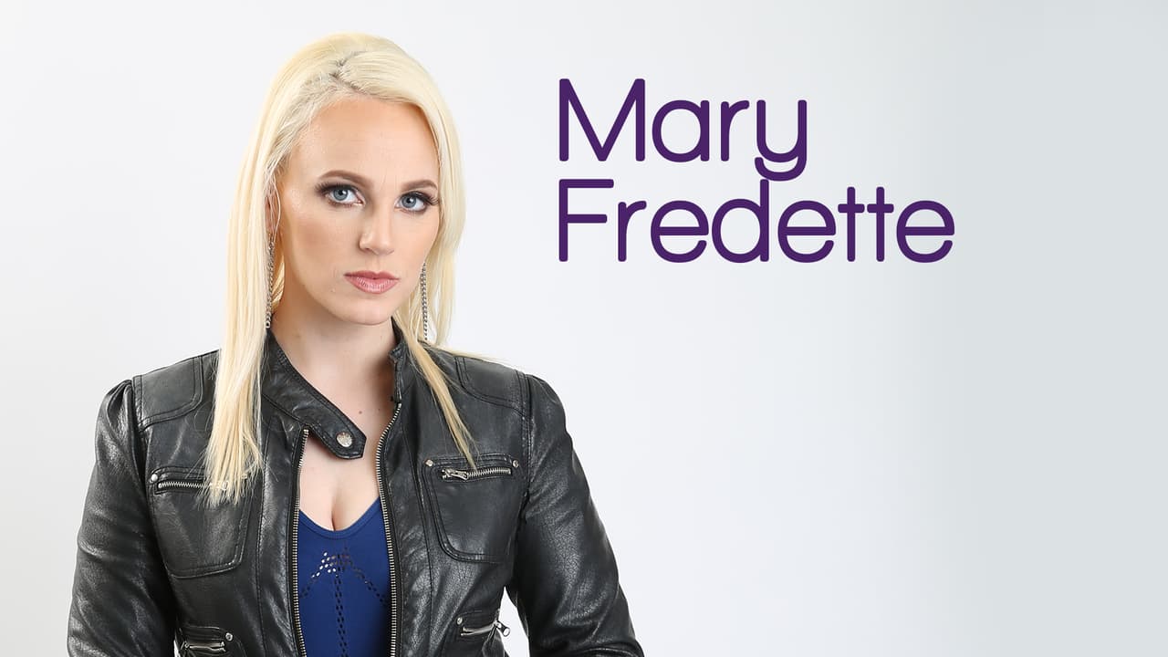 Nació en Inidianápolis, Indiana y tiene 28 años de edad. Ella se considera una persona humilde, sencilla y observadora.