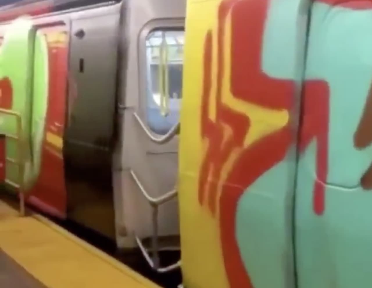 Así quedó un tren del subway de Nueva York cubierto con graffiti, y no todos están contentos