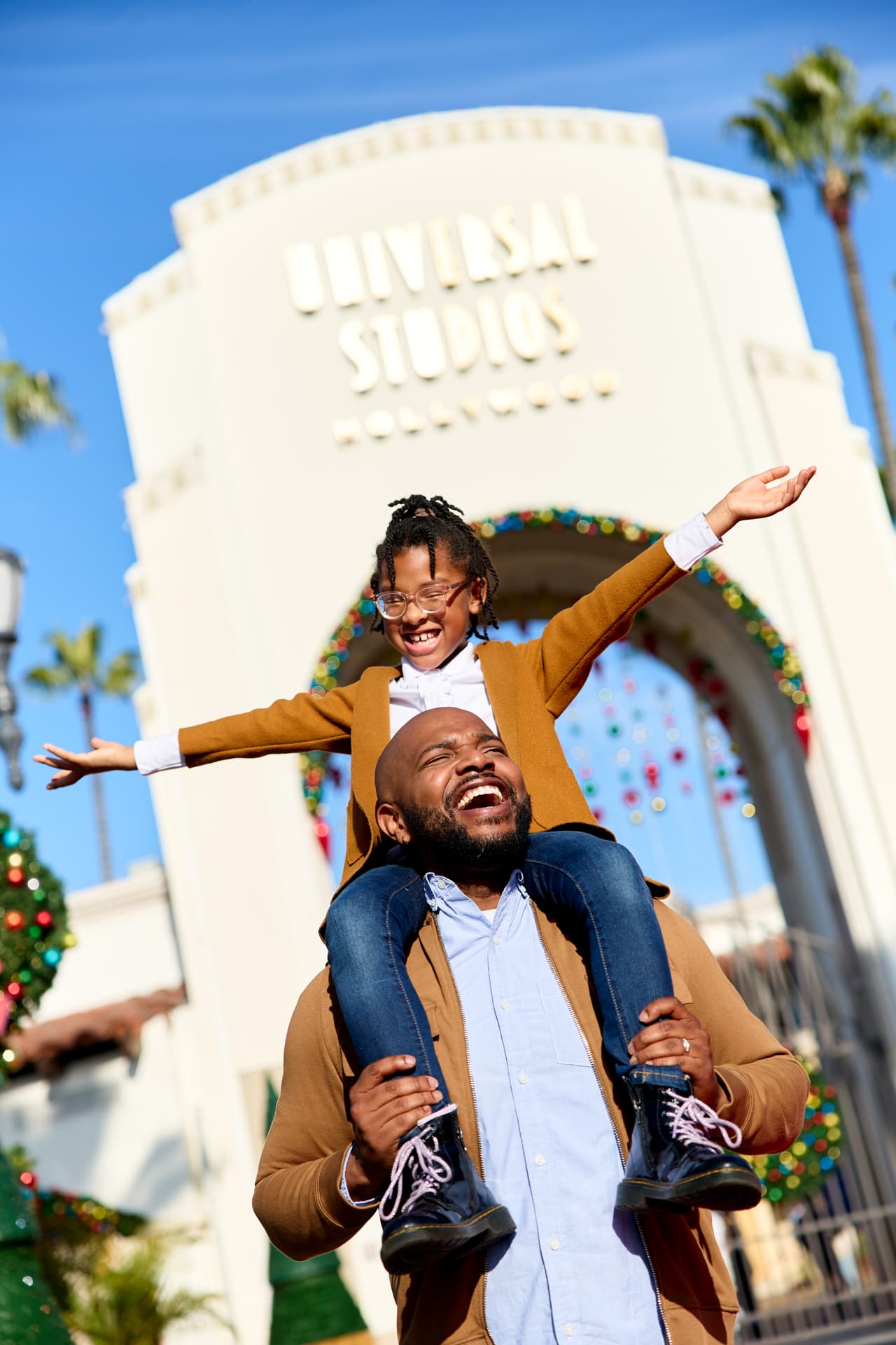 <b>Desfile festivo</b>: Durante las festividades, Universal Studios Hollywood presentará un desfile especial que incluye carrozas decoradas y personajes icónicos que celebran la magia de la Navidad, culminando en una aparición de Santa Claus.