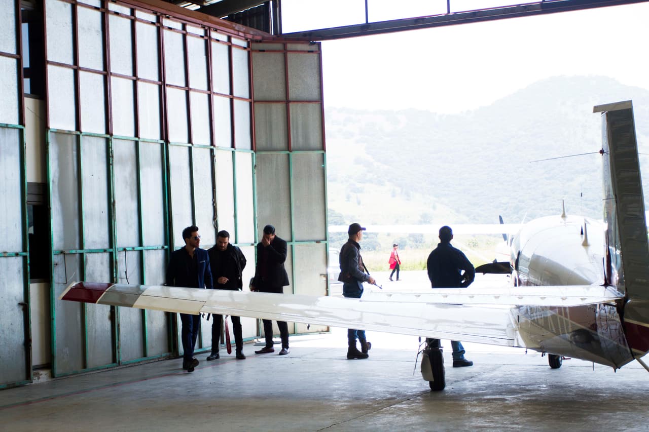 John esperaba nervioso el regreso de Yolanda al aeropuerto.