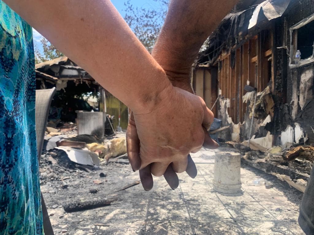 Si deseas ayudar a esta pareja de adultos mayores de la comunidad de Huron,
<b><a href="https://www.gofundme.com/f/qxevf-burned-house" target="_blank">lo puedes hacer en este enlace. </a></b>