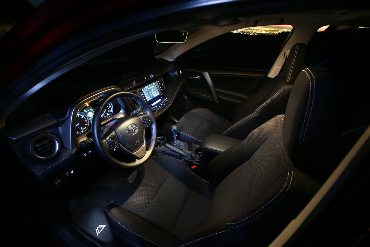 Ninguna oportunidad promocional en la cabina fue desaprovechada. Los protectores del alfombra para todo clima y los protectores del borde inferior de las puertas utilizan el logo ‘Adventure’. La cabina también cuenta con un selector de cambios cubierto en cuero y enchufe de 120V/100W en el área de carga.
<br>