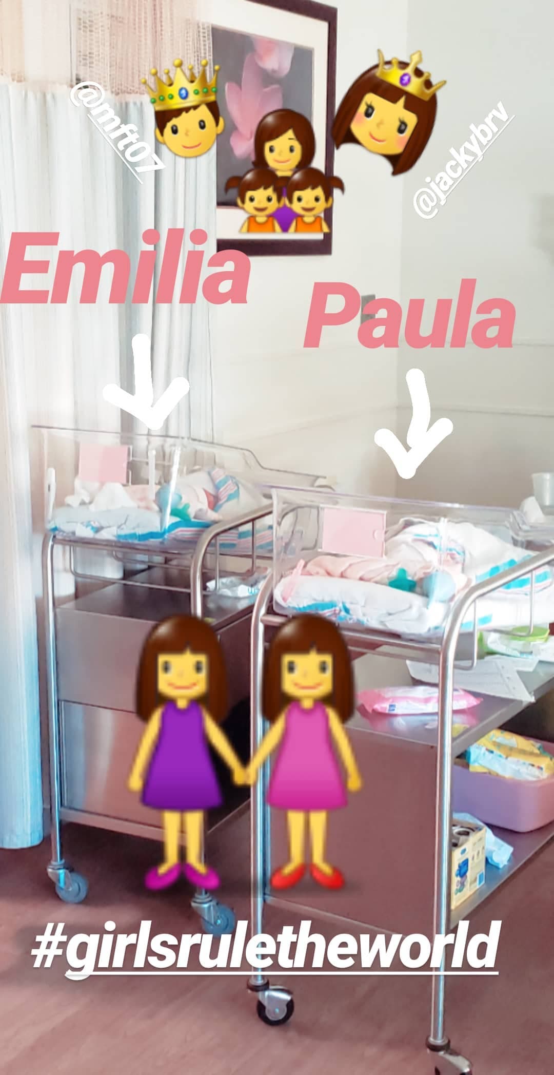 Antes de abandonar el hospital, Martín Fuentes inmortalizó este momento con las gemelas en sus cunitas.