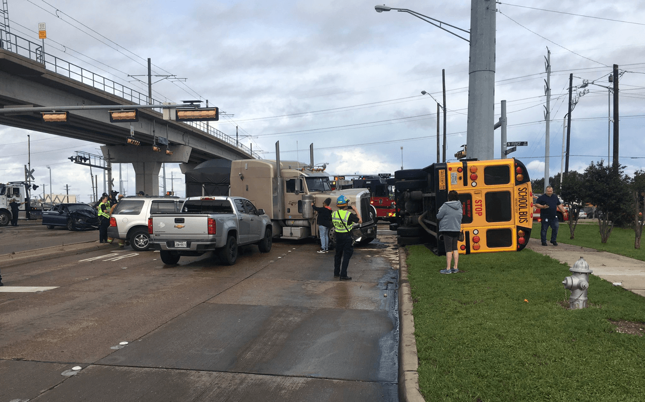 Camión escolar involucrado en choque múltiple
