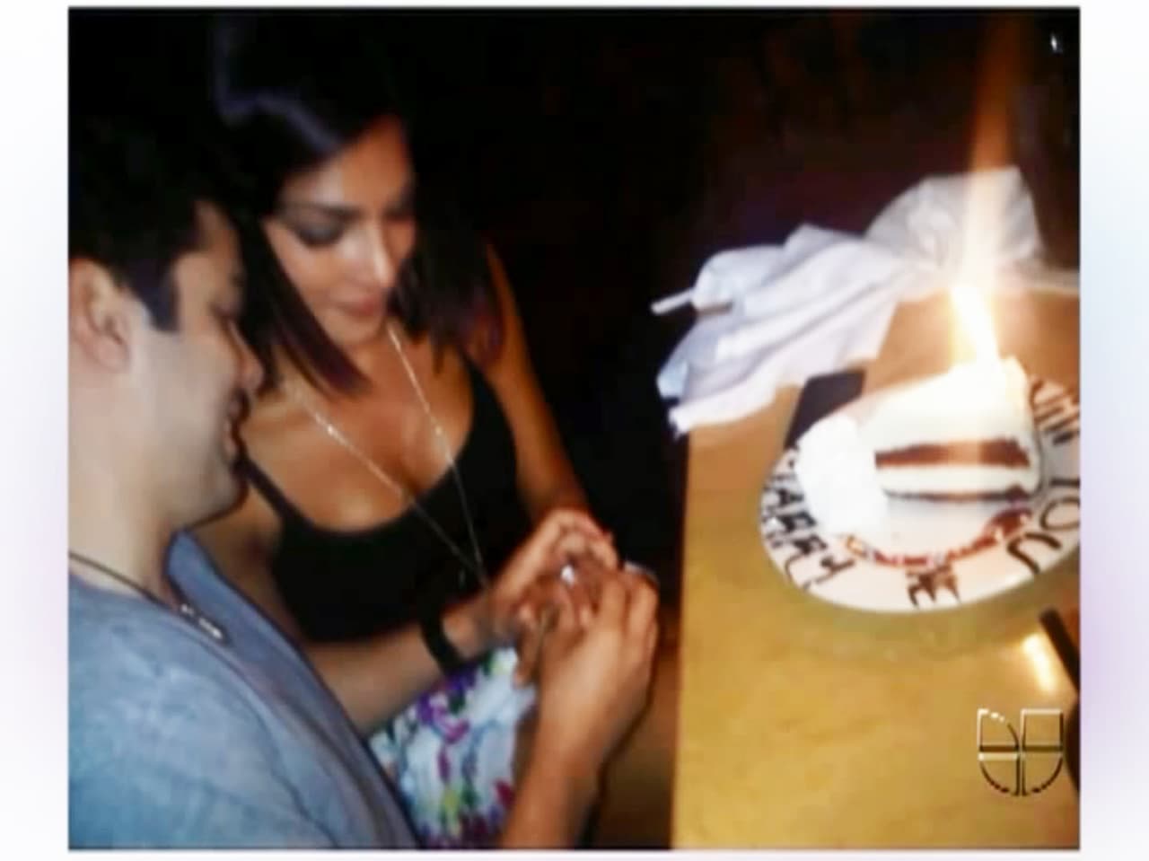 Aníbal lo tenía todo planeado para pedirle matrimonio en una heladería, sin embargo, tuvo que improvisar porque ella no quiso ir a ese lugar.