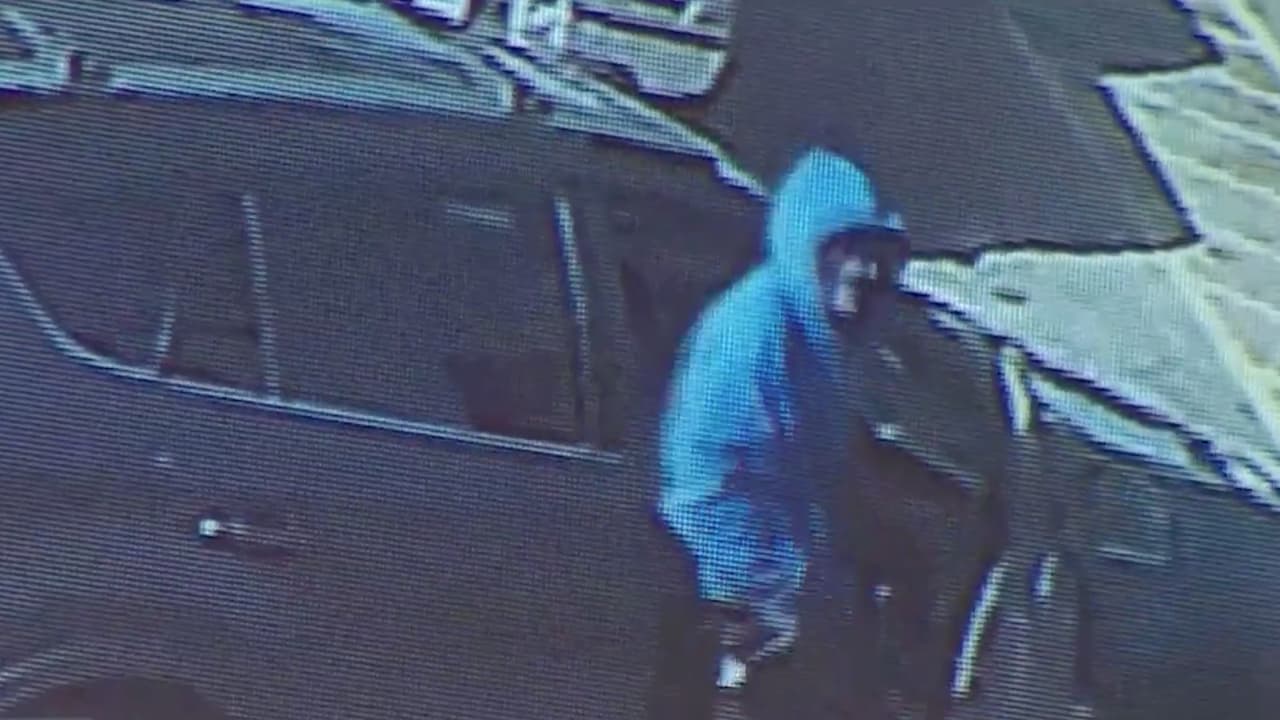 Video de las cámaras de vigilancia del lugar muestran a un hombre vestido con pantalón negro y sudadera azul, que sale de un automóvil.